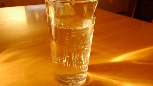 ein Glas mit Wasser