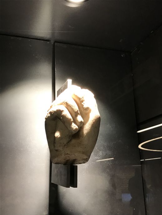 Hand einer Statue aus der Römerzeit 