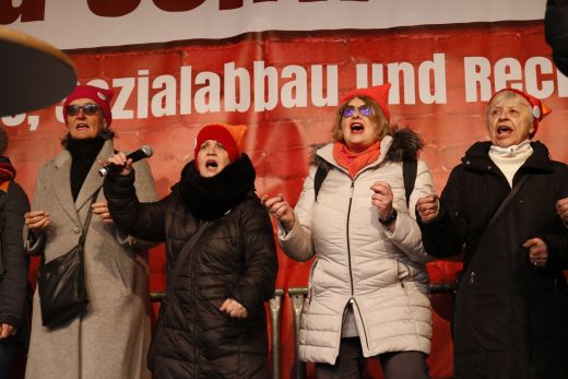 Omas gegen Rechts bei der Demo gegen Rassimus und Faschismus